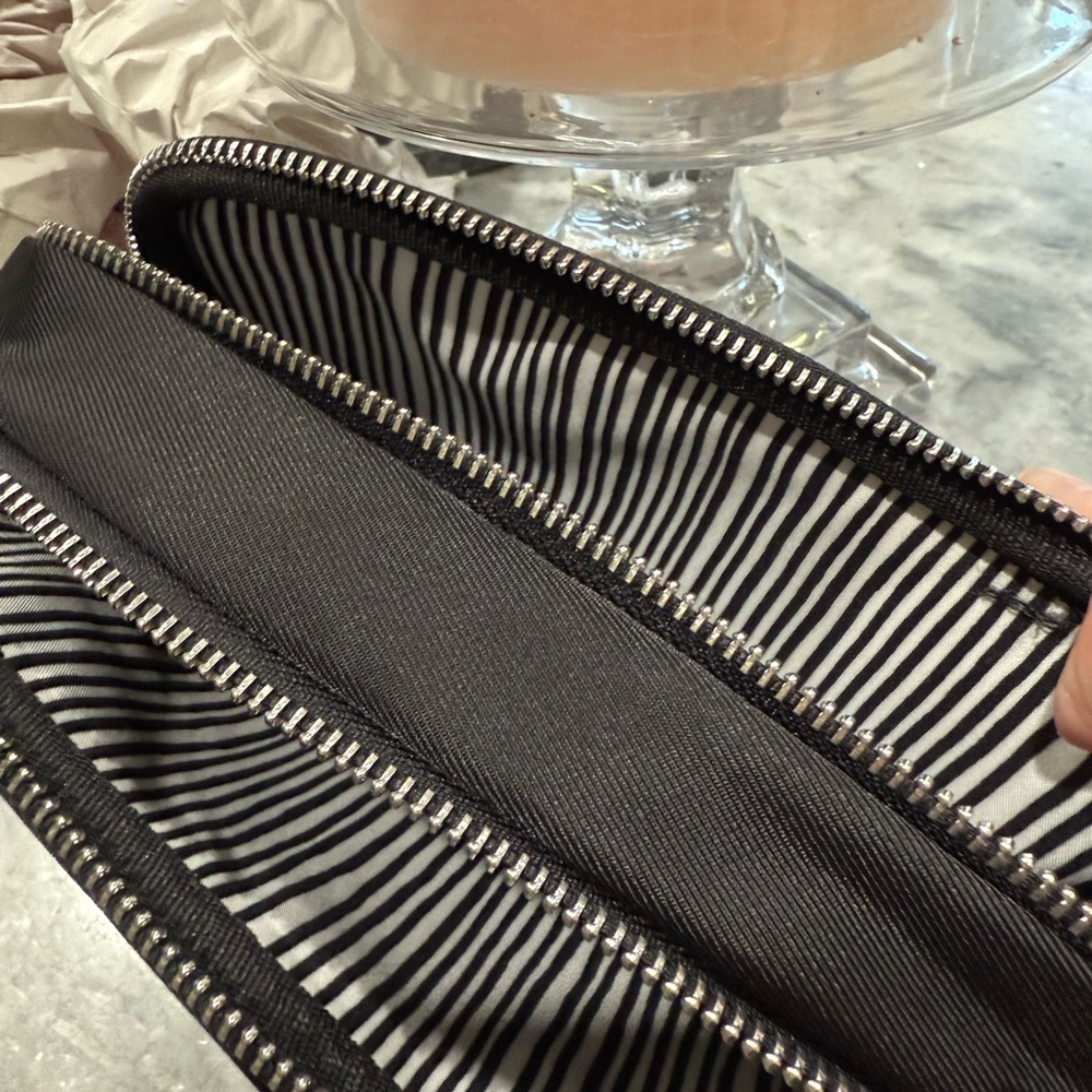 NWOT Brighton Black Crossbody Bag with Red Heart Strap - Picture 6 of 7